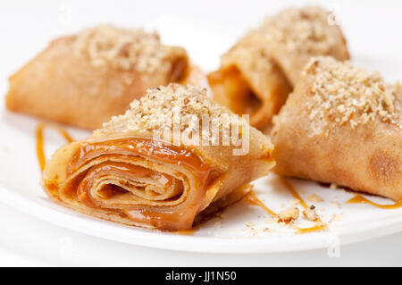 Crêpes roulées avec mousse au caramel Banque D'Images