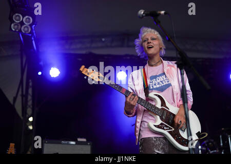 Alice Rêve de Femme en live sur la scène du Lac 2017 Latitude festival à Henham Park, Southwold dans le Suffolk. Date de la photo : Dimanche, Juillet Banque D'Images