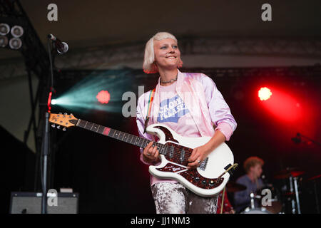 Alice Rêve de Femme en live sur la scène du Lac 2017 Latitude festival à Henham Park, Southwold dans le Suffolk. Date de la photo : Dimanche, Juillet Banque D'Images