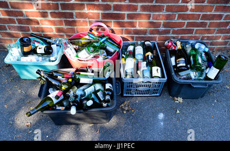 Bouteilles en verre placé dans les boîtes de recyclage à l'extérieur de la propriété par le conseil collection éboueurs dans le village de Selborne, Hampshire, Royaume-Uni. Banque D'Images