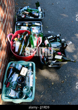 Bouteilles en verre placé dans les boîtes de recyclage à l'extérieur de la propriété par le conseil collection éboueurs dans le village de Selborne, Hampshire, Royaume-Uni. Banque D'Images