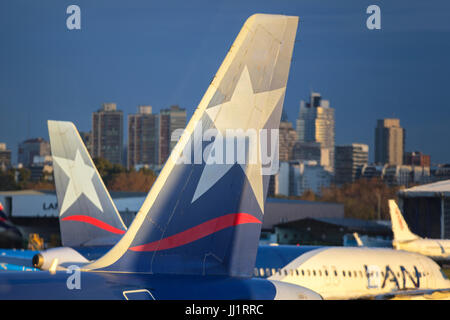 Les avions avec le skyascrapers Latam de la ville en arrière-plan. Aeroparque, Buenos Aires, Argentine. Banque D'Images