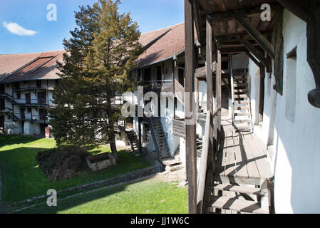 Cour intérieure et les chambres du mur Prejmer église fortifiée, Roumanie Banque D'Images