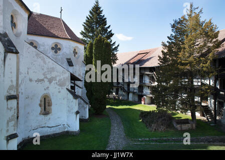 Cour intérieure et les chambres du mur Prejmer église fortifiée, Roumanie Banque D'Images