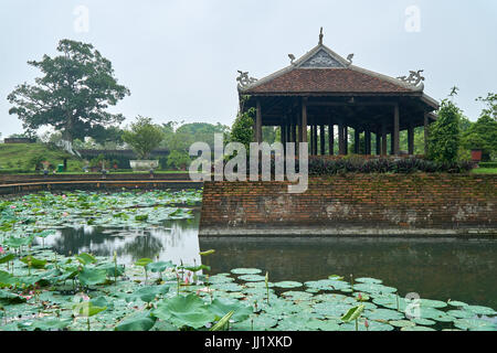 Pavillon traditionnel vietnamien avec de l'eau lilys à Hue, ville impériale, au Vietnam. Banque D'Images