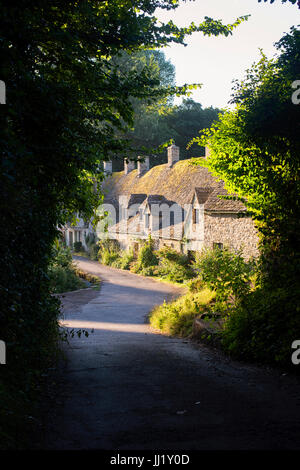 La lumière du soleil tôt le matin plus de Arlington Row. Bibury, Cotswolds, Gloucestershire, Angleterre Banque D'Images