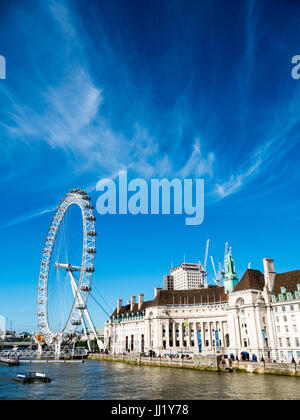 London Eye et la rive sud, le County Hall Building, Tamise, Londres, Angleterre Banque D'Images