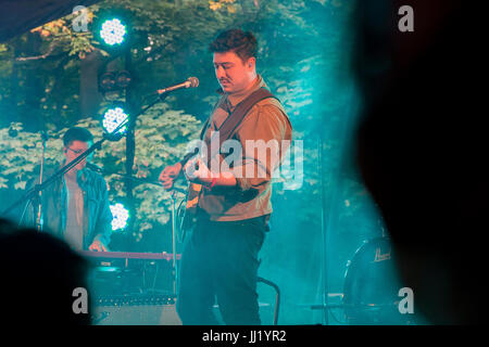 Apparition surprise par Marcus Mumford (Mumford & Sons) prêter main-forte aux Kevin Garrett, Sunrise Arena. Latitude Festival, Suffolk Banque D'Images