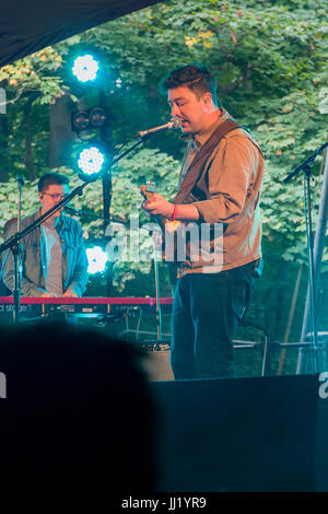 Apparition surprise par Marcus Mumford (Mumford & Sons) prêter main-forte aux Kevin Garrett, Sunrise Arena. Latitude Festival, Suffolk Banque D'Images