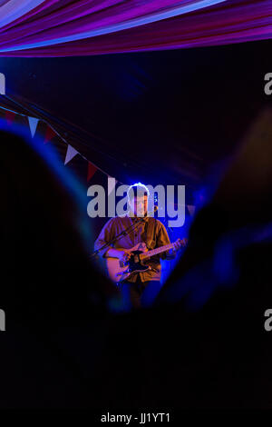 Apparition surprise par Marcus Mumford (Mumford & Sons) prêter main-forte aux Kevin Garrett, Sunrise Arena. Latitude Festival, Suffolk Banque D'Images