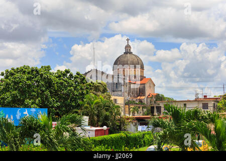 Vue vers Iglesia de Jesús de Miramar, église catholique à Miramar, La Havane Banque D'Images