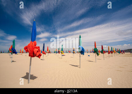 Parasols colorés (parasols) sur Deauville plage de sable (plage). Banque D'Images