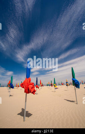 Parasols colorés (parasols) sur Deauville plage de sable (plage). Banque D'Images