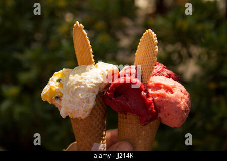 Des glaces italiennes, deux cônes de différentes saveurs en plein soleil. Banque D'Images
