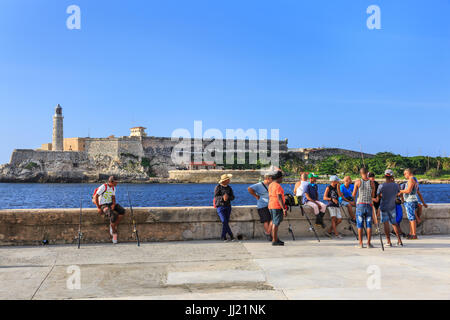 Les pêcheurs sur le Malecon, le Castillo de los Tres Reyes del Morro derrière, La Vieille Havane, Cuba Banque D'Images