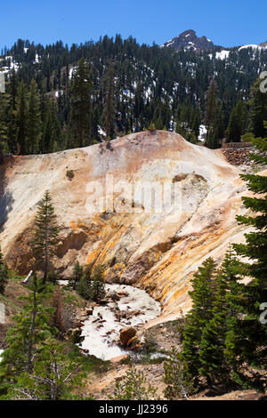 Les eaux de ruissellement du printemps s'écoule dans un ruisseau en dessous de la zone des ouvrages de soufre Lassen Volcanic National Park Banque D'Images