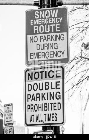 Route d'urgence neige Street sign - WASHINGTON DC / Colombie-Britannique - 7 AVRIL 2017 Banque D'Images