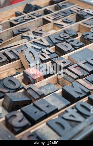 En bois Vintage composer des lettres dans un bac d'imprimantes à un marché aux puces avec de l'encre dans un modèle de lettre abstraite Banque D'Images