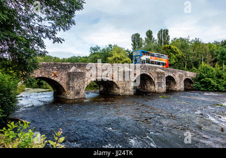 Pont médiéval avec Double Decker Crossing Bickleigh Devon. Un passage de cinq pont de pierre traversant la rivière Exe ci-dessous Tiverton, construite en 1809 et énumérés Banque D'Images