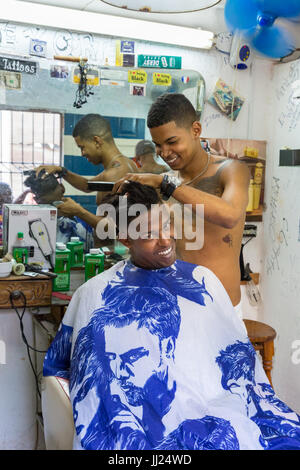 Barber shop cubain, coiffure couper un cheveux de clients dans la Vieille Havane, Cuba Banque D'Images