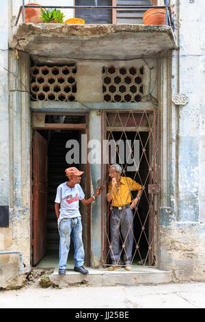 Deux personnes âgées hommes cubain de chat, dans une scène de rue à La Habana Vieja, La Vieille Havane, Cuba Banque D'Images