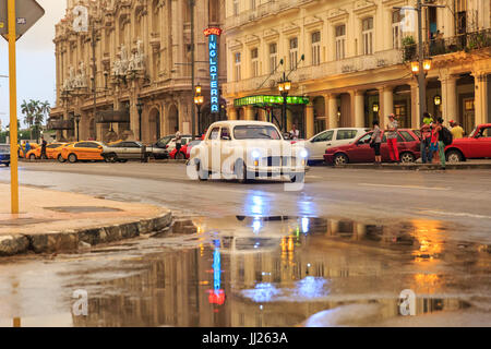 La Vieille Havane Scène de rue, Classic vintage car sur le Paseo de Marti après la pluie, le soir réflexions, La Havane, Cuba Banque D'Images