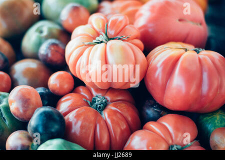 Marché de producteurs de tomates biologiques cultivés localement pour la vente. Banque D'Images