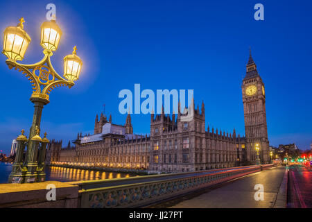 Londres, Angleterre - le Big Ben et les chambres du Parlement avec lampe de rue prises du Westminster Bridge at Dusk Banque D'Images