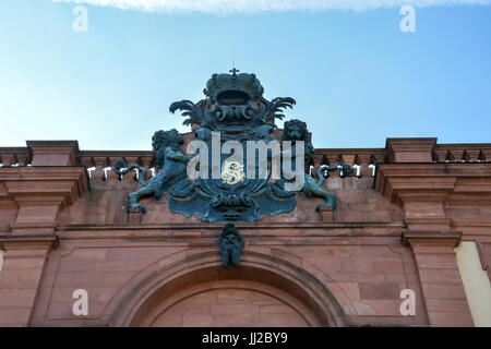 L'emblème sur la porte du château de Mannheim avec ciel bleu Banque D'Images