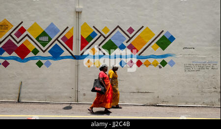 Deux femmes indiennes devant une fresque murale dans le centre-ville de Kuala Lumpur, Malaisie Banque D'Images