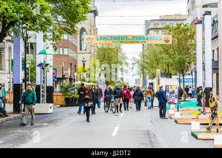 Montréal, Canada - le 26 mai 2017 : Les gens de marcher sur la rue Saint Denis à Montréal sur le Plateau Mont Royal dans la région du Québec Banque D'Images