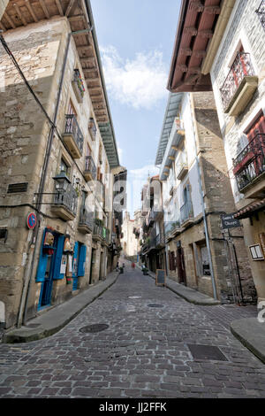 Vue grand angle de rue Fosminer de maisons en pierre à Hondarribia (Guipúzcoa, Pays Basque, Espagne). Banque D'Images