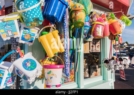 Seaux, pelles et les filets de pêche accrochée pour vente dans une station shop. Banque D'Images