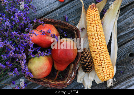 Les fruits et légumes sur fond de bois Banque D'Images