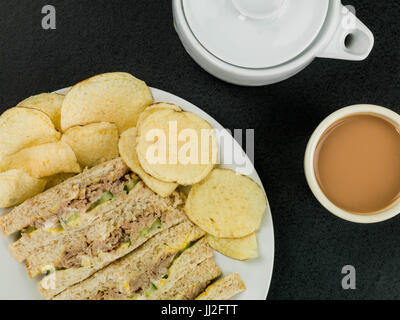 Maïs Thon et concombre sandwich pain à l'avoine avec chips de pommes de terre sur un fond noir Banque D'Images