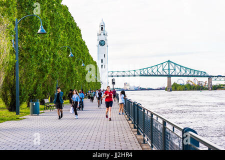 Montréal, Canada - le 27 mai 2017 : quartier du vieux port avec les gens marcher et courir dans le trottoir à port en tour de l'horloge dans la vieille ville en ville en Q Banque D'Images