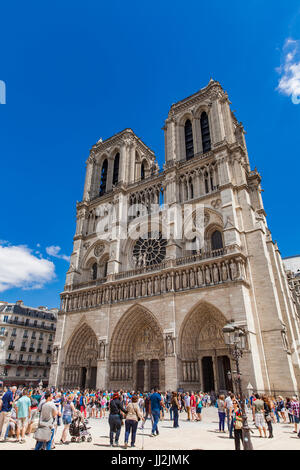 PARIS, FRANCE - 12 juin 2017 : personnes non identifiées par la Cathédrale Notre Dame de Paris en France. C'est une cathédrale catholique gothique médiévale. Banque D'Images
