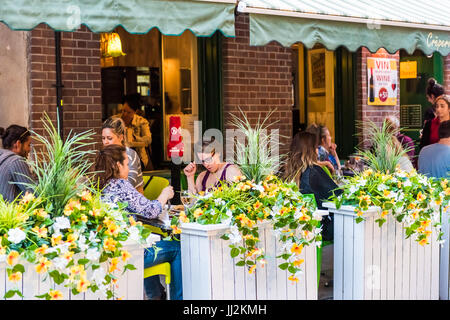 Montréal, Canada - le 27 mai 2017 : vieille ville avec des gens assis et de manger dans la rue en soirée à l'extérieur restaurant appelé Crêperie chez Suzette dans Banque D'Images