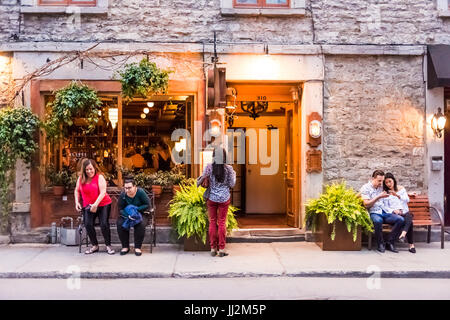 Montréal, Canada - le 27 mai 2017 : vieille ville avec des gens assis sur les bancs de la rue trottoir par restaurant en soirée dans la région du Québec City Banque D'Images