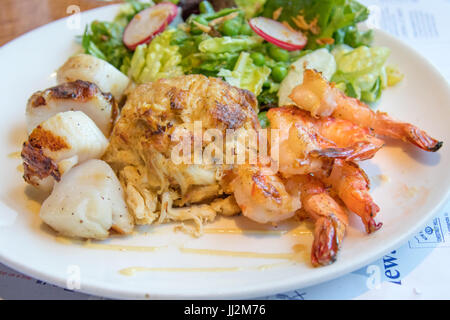 Gâteau de crabe, pétoncles et crevettes, ce dernier restaurant Legal Sea Foods, Boston, MA, USA Banque D'Images