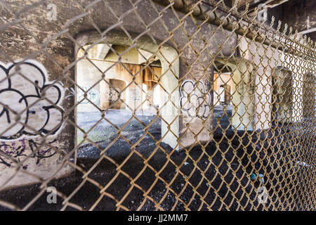 Montréal, Canada - le 28 mai 2017 : Centre Ville zone souterraines abandonnées avec graffiti et le pont pendant la journée à l'extérieur de la région du Québec City Banque D'Images
