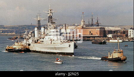 AJAXNETPHOTO. 2e septembre 1971. PORTSMOUTH, Angleterre, - CRUISER POUR MUSÉE - le croiseur HMS BELFAST REMORQUÉ HORS DE LA BASE NAVALE EN ROUTE POUR LONDRES OÙ IL DEVIENDRA UN MUSÉE flottant. PHOTO:JONATHAN EASTLAND/AJAX REF:544160 10  1 Banque D'Images