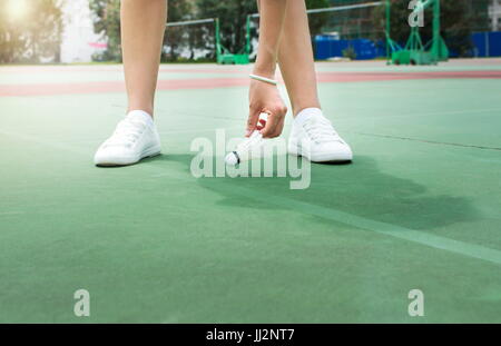 La collecte de fille badminton ballon sur le terrain Banque D'Images