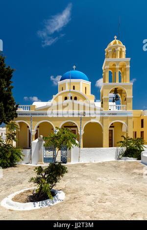 L'église grecque-orthodoxe de Saint George, Oia, Santorin, sud de la mer Egée, Grèce Banque D'Images