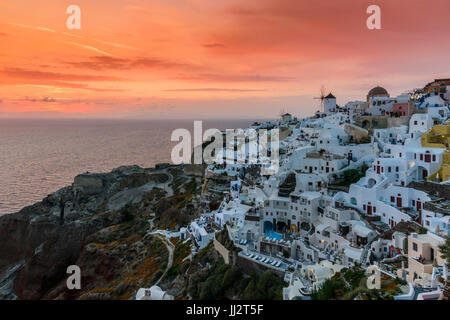 Vue du coucher de soleil, Oia, Santorin, sud de la mer Egée, Grèce Banque D'Images