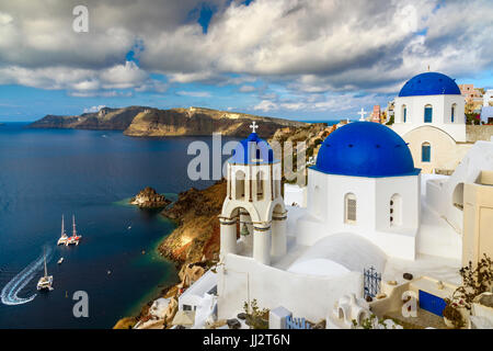 Église avec dômes bleus à Oia, Santorini, sud de la mer Egée, Grèce Banque D'Images