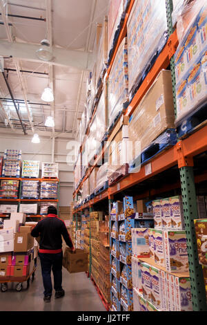 Une rangée de boîtes de céréales à l'entrepôt Costco. Banque D'Images