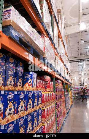 Une rangée de boîtes de céréales à l'entrepôt Costco. Banque D'Images