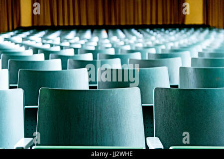 Des rangées de chaises dans une salle de l'assemblée, Stuhlreihen in Aula Banque D'Images