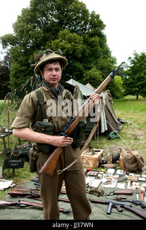 Les images prises à partir de la WW2 re-enactment of Home Guard à l'aide de vêtements authentiques, des véhicules, des drapeaux, des munitions, des fusils, des vélos, tentes et autres accessoires. Banque D'Images